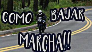 como bajar la velocidad en una moto