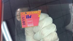 como quitar la pegatina de la itv sin romperla