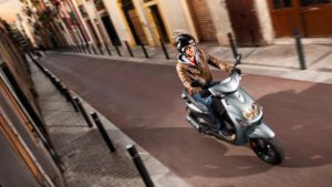 cuantas luces de corto alcance debe llevar una moto