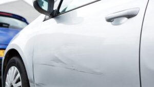cuanto cuesta reparar un rayon en el coche