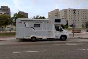 cuanto tiempo puede estar una autocaravana aparcada en la calle