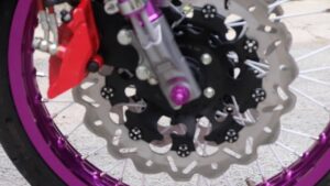 que color combina con el negro en una moto