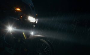 que luces hay que llevar de noche en moto