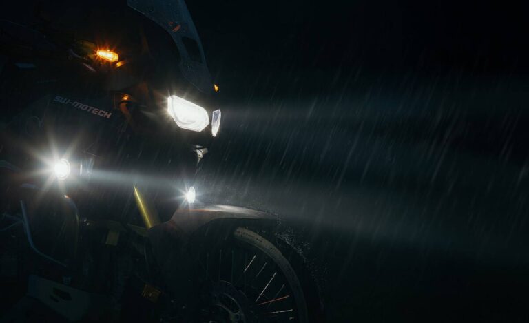 que luces hay que llevar de noche en moto