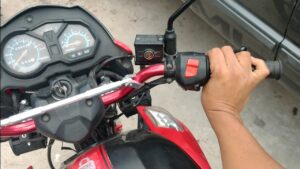 que pasa si acelero a fondo mi moto
