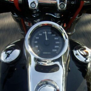 que pasa si acelero mi moto en neutral