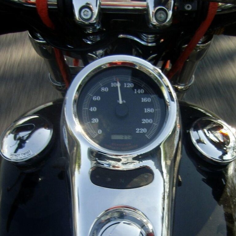 que pasa si acelero mi moto en neutral