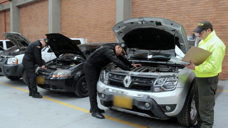 que revisan en un carro la dijin