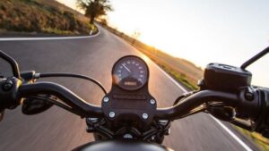 que se acciona con la mano izquierda en una moto