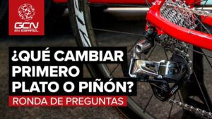 que se cambia primero el plato o el pinon